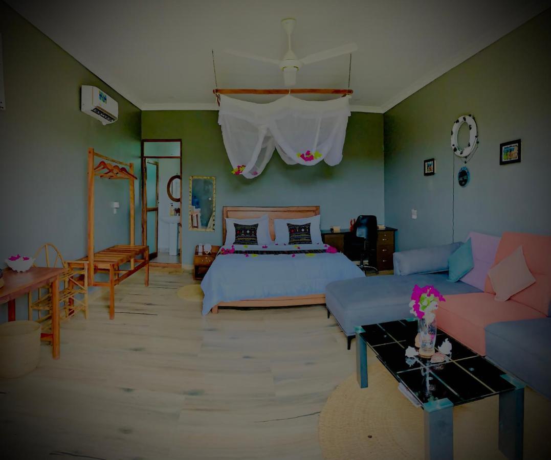 Uroa Getaway Bed & Breakfast ภายนอก รูปภาพ