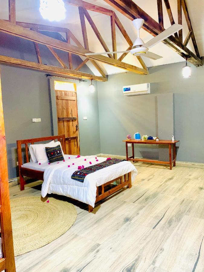 Uroa Getaway Bed & Breakfast ภายนอก รูปภาพ